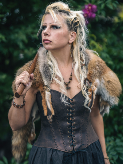 Trollfelsen_Mittelalter_Gewandung_Ledermieder_Vollbrust_Nubuk2